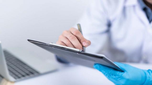 Médico con tablet 