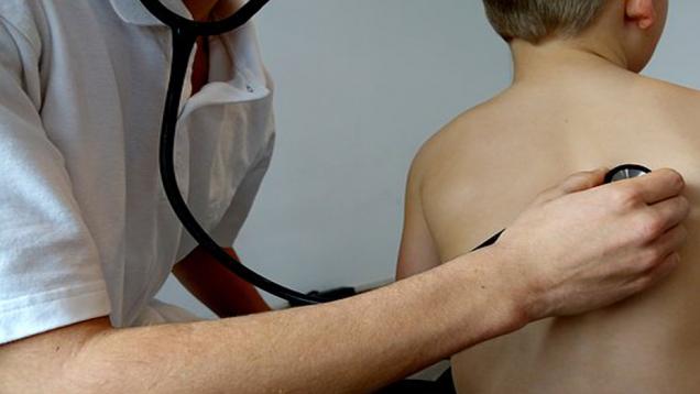 Médico explorando niño