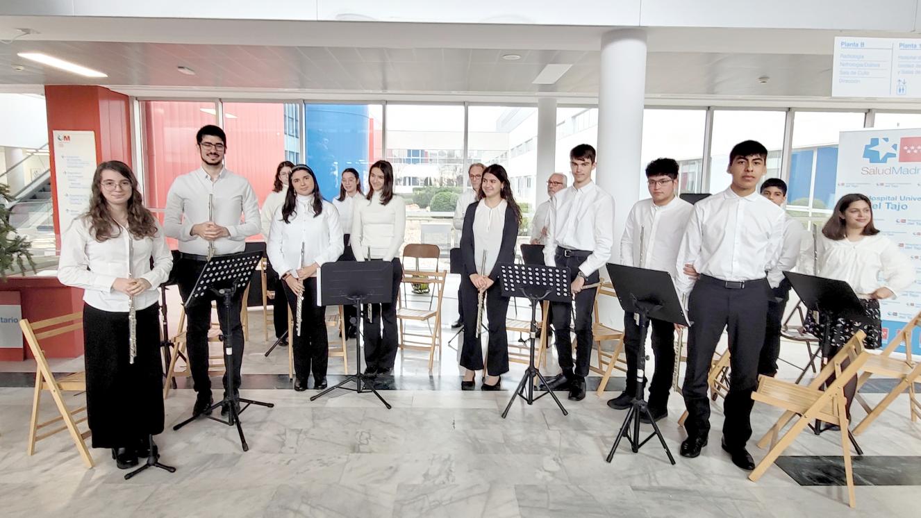 Músicos en pie al terminar un concierto