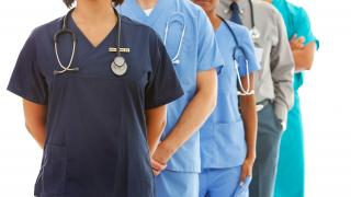 varios profesionales sanitarios en fila