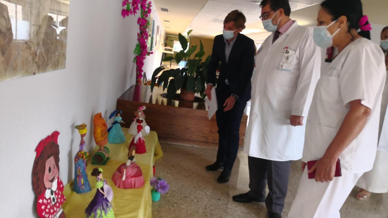 Visita exposición trabajos de Pacientes de Terapia Recreativa