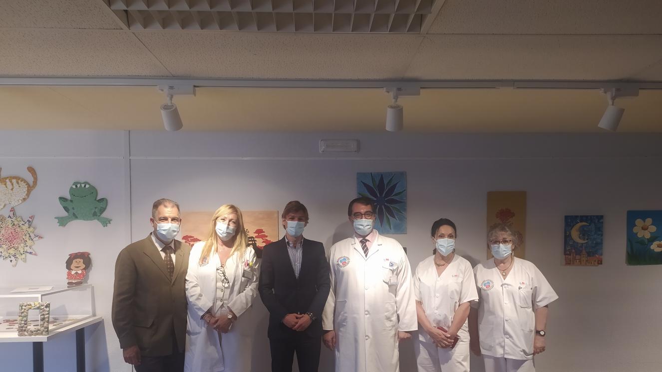 D.G de Humanización Alberto Tomé con el Equipo  Directivo del Centro, Bibliotecaria y Auxiliar de Terapia Recreativa 
