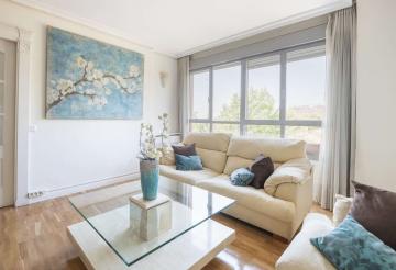 Salón amplio con gran ventanal y orientación Sur