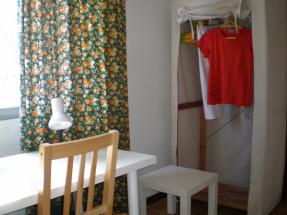 Detalle de la habitación con armario pequeño