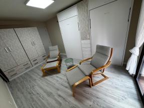 Habitación doble 2 camas abatibles de 90 x 200, con sillón relax IKEA con piecero (opcional) mesa y sillas, 2 armarios, cajonera y terraza, A/A frio/ calor y TV.