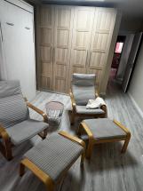 habitación doble con dos camas abatibles de 90 x 200, 2 armarios individuales, 2 sillones relax , A/A frio7calor  y sinfonier con cajones, TV 