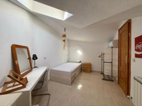 Habitacion abuardillada con aire acondicionado.