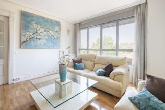 Amplio salón, gran ventanal, orientación Sur. Vistas despejadas