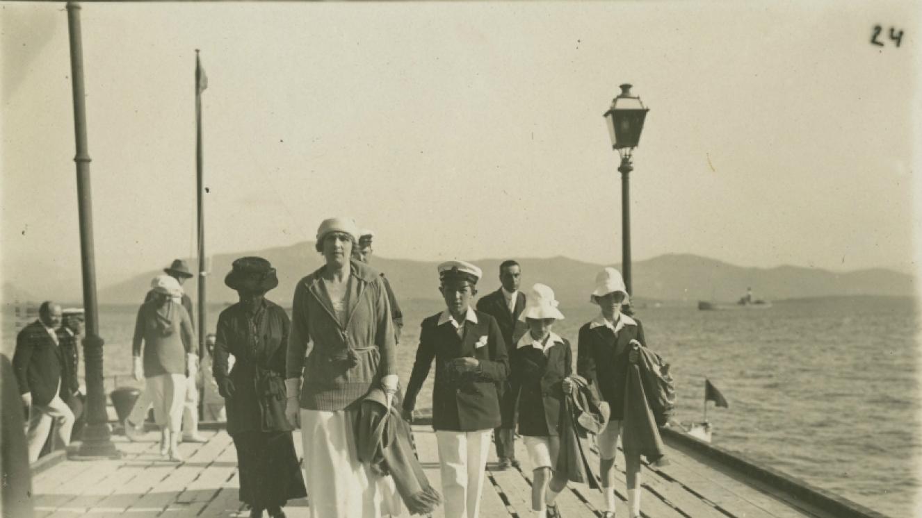 La Reina Victoria Eugenia y alguno de sus hijos disfrutando de un día de playa en Santander
