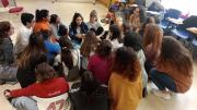 Jóvenes en el suelo de un aula