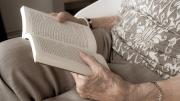 persona mayore leyendo