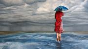 fotografía de el cuadro El paseo, realizado con esmalte , muestra una mujer de espaldas vestida de rojo con un paraguas azul, atravesando un charco