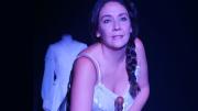 imagen de escena, muestra a la actriz en camisón y detrás de ella sobre un maniquí un vestido blanco de novia