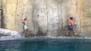 Chicos en una pared de rocódromo