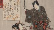 Hombre japonés cubre con sombrilla a una mujer agachada, los dos con trajes típicos