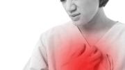 foto de una mujer llevándose la mano al corazón con cara de dolor
