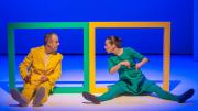 fotografía de un hombre vestido de amarillo y una mujer vestida de verde
