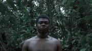 fotograma que muestra un hombre en la selva