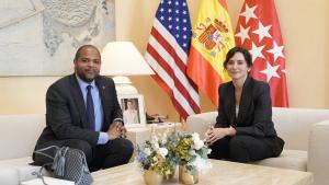La presidenta Isabel Díaz Ayuso junto al alcalde de Dallas Eric Johnson