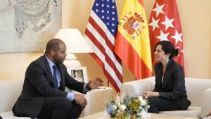 La presidenta Isabel Díaz Ayuso junto al alcalde de Dallas Eric Johnson