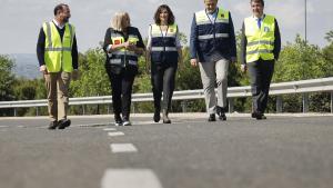 La presidenta Isabel Díaz Ayuso durante su visita a las obras de ampliación del tercer carril de la M-607