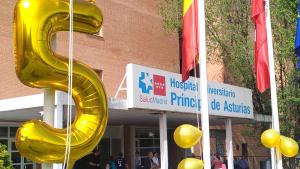 fachada del hospital con imagen de un globo dorado con el número 5 