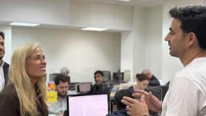 La consejera Albert en su visita al E-Social Hub