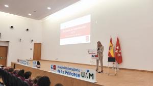 La viceconsejera de Sanidad, Laura Gutiérrez presentando en el Hospital público de La Princesa 