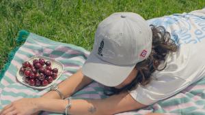Una mujer modela gorras de Metro inspiradas en símbolos de Madrid