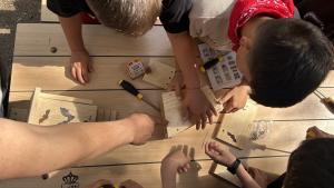 Niños realizando actividades del ámbito educativo