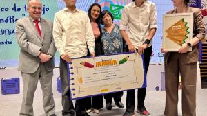La consejera de Educación, Ciencia y Universidades en la entrega de los premios a los centros ganadores