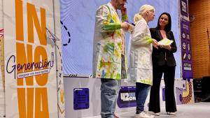 La consejera de Educación, Ciencia y Universidades en la entrega de los premios a los centros ganadores