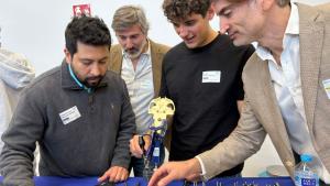 Un cirujano del H.12 de Octubre con residentes en el Laboratorio de 3D