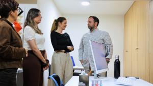 La consejerea Dávila junto a los profesionales del primer centro especializado en la atención a víctimas de agresión sexual masculina
