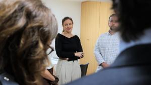 La consejerea Dávila junto a los profesionales del primer centro especializado en la atención a víctimas de agresión sexual masculina