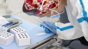 Profesional sanitario frente a una prueba de COVID-19