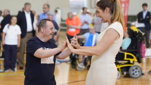 La Comunidad de Madrid organiza 62 jornadas de deporte inclusivo para personas con discapacidad de la Agencia Madrileña de Atención Social La consejera Dávila en el Centro Deportivo Municipal Moratalaz