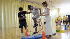 La Comunidad de Madrid organiza 62 jornadas de deporte inclusivo para personas con discapacidad de la Agencia Madrileña de Atención Social La consejera Dávila en el Centro Deportivo Municipal Moratalaz