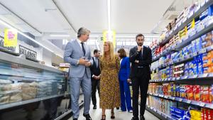 La Comunidad de Madrid destaca la fortaleza del comercio minorista, un sector que genera más de 300.000 empleos en la región La consejera Albert en un nuevo establecimiento de supermercados BM