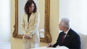 La presidenta Isabel Díaz Ayuso junto al Embajador de los Estados Unidos