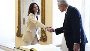 La presidenta Isabel Díaz Ayuso junto al Embajador de los Estados Unidos