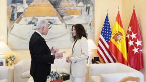 La presidenta Isabel Díaz Ayuso junto al Embajador de los Estados Unidos