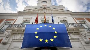 La bandera de Europa colgando de la fachada principal de la Real Casa de Correos