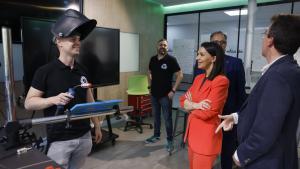 La Comunidad de Madrid logra un 75% de inserción laboral en los grados y ciclos de Formación Profesional La consejera de Educación, Ciencia y Universidades en el instituto Luis Vives de Leganés