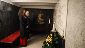 La presidenta Isabel Díaz Ayuso en la tradicional ofrenda floral a los Héroes del 2 de Mayo de 1808 en el cementerio de la Florida