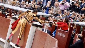 La presidenta de la Comunidad de Madrid, Isabel Díaz Ayuso, ha asegurado que el 2 de Mayo, Día de la Comunidad de Madrid, “no podía acabar sin su tradicional corrida goyesca”. “Ahora que empiezan los mejores momentos en Las Ventas, nos recuerda que vivimos en la región capital de España y que alberga la primera plaza de toros del mundo”, ha manifestado a su entrada al coso venteño. En una de las tardes más importantes de la temporada taurina, protagonizada por los diestros Uceda Leal, El Cid y Javier Cortés frente a reses de El Pilar, este festejo se enmarca en la miniferia que concluye mañana con una novillada picada. La goyesca se caracteriza por la indumentaria utilizada por los toreros, subalternos y personal auxiliar, que visten los trajes típicos inmortalizados en los cuadros del pintor de Fuendetodos, Francisco de Goya, recreando la estética taurina de principios del siglo XIX. Previamente, se ha producido el habitual desfile de carruajes desde la calle Manuel Becerra hasta el coso venteño, compuesto La presidenta Isabel Díaz Ayuso en la tradicional corrida goyesca