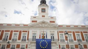 La bandera de Europa colgando de la fachada principal de la Real Casa de Correos