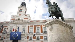 La bandera de Europa colgando de la fachada principal de la Real Casa de Correos