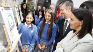 La Comunidad de Madrid conmemora el Día de Europa con la 22º edición del concurso escolar de carteles sobre la historia y los valores de la Unión Europea Los consejeros García Martín y Zarzalejo en la 22ª edición del tradicional concurso de carteles sobre la historia y los valores de la Unión Europea