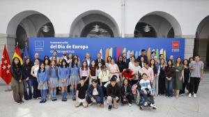 La Comunidad de Madrid conmemora el Día de Europa con la 22º edición del concurso escolar de carteles sobre la historia y los valores de la Unión Europea Los consejeros García Martín y Zarzalejo en la 22ª edición del tradicional concurso de carteles sobre la historia y los valores de la Unión Europea
